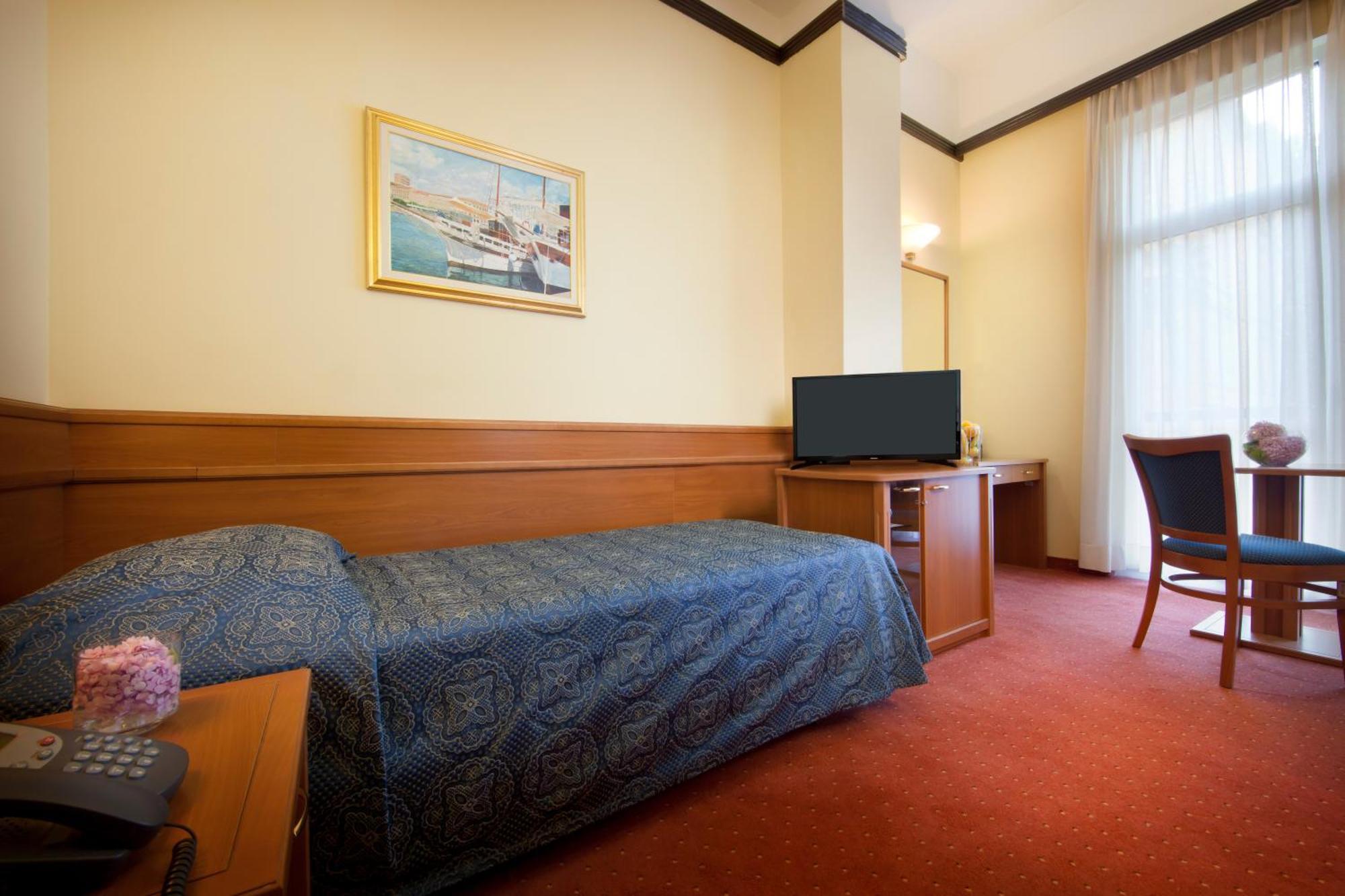รีมิเซนส์ โฮเทล คริสตัล Hotel โอปาติยา ภายนอก รูปภาพ